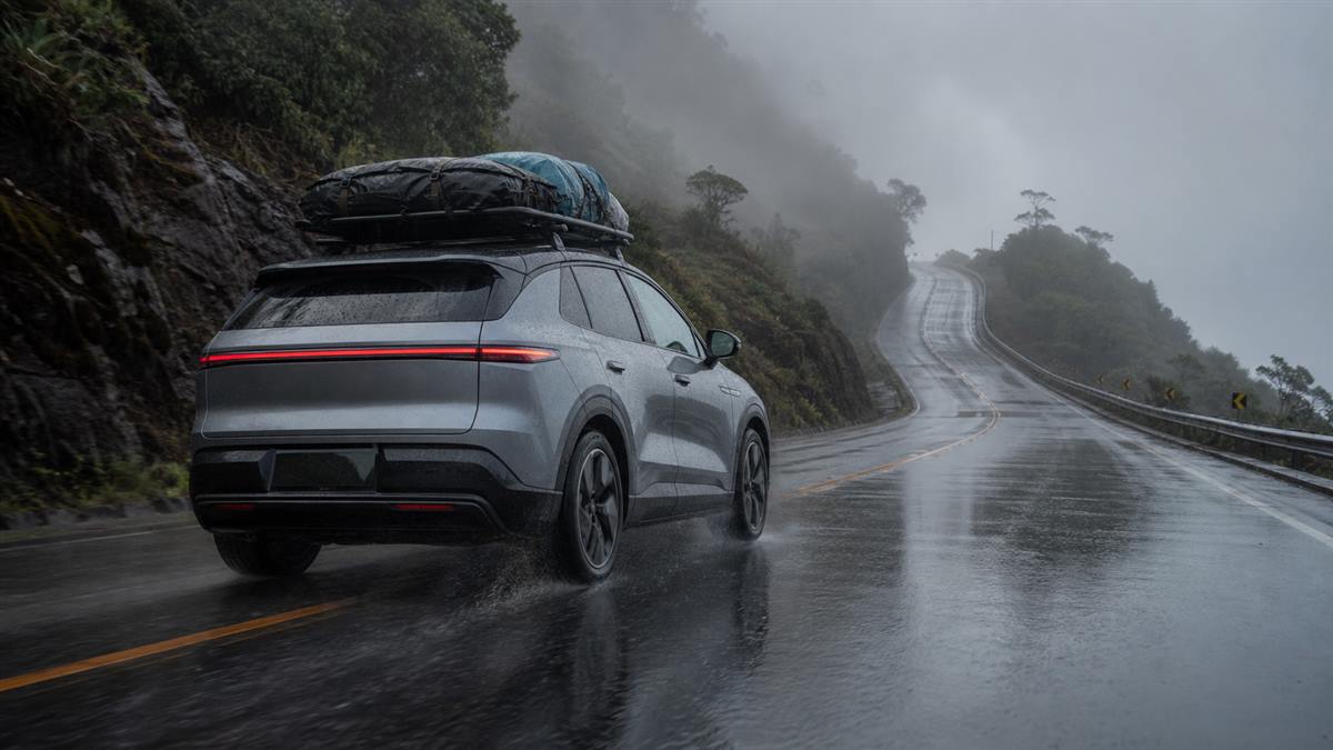 Carro elétrico enfrenta chuva, subida e carga em estrada